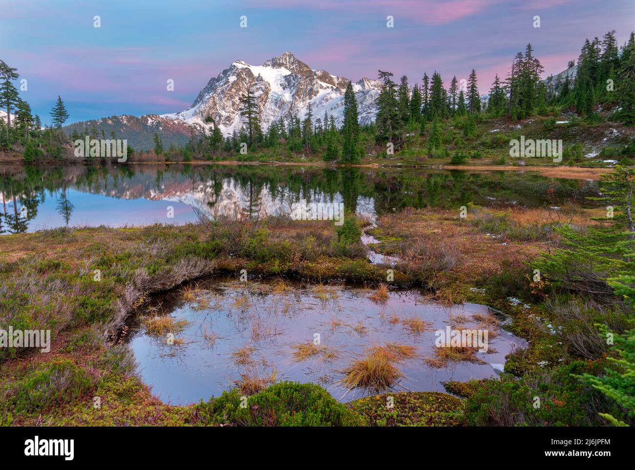 Mount Shuksan and Picture Lake lies in the Pacific Northwest Stock Photo