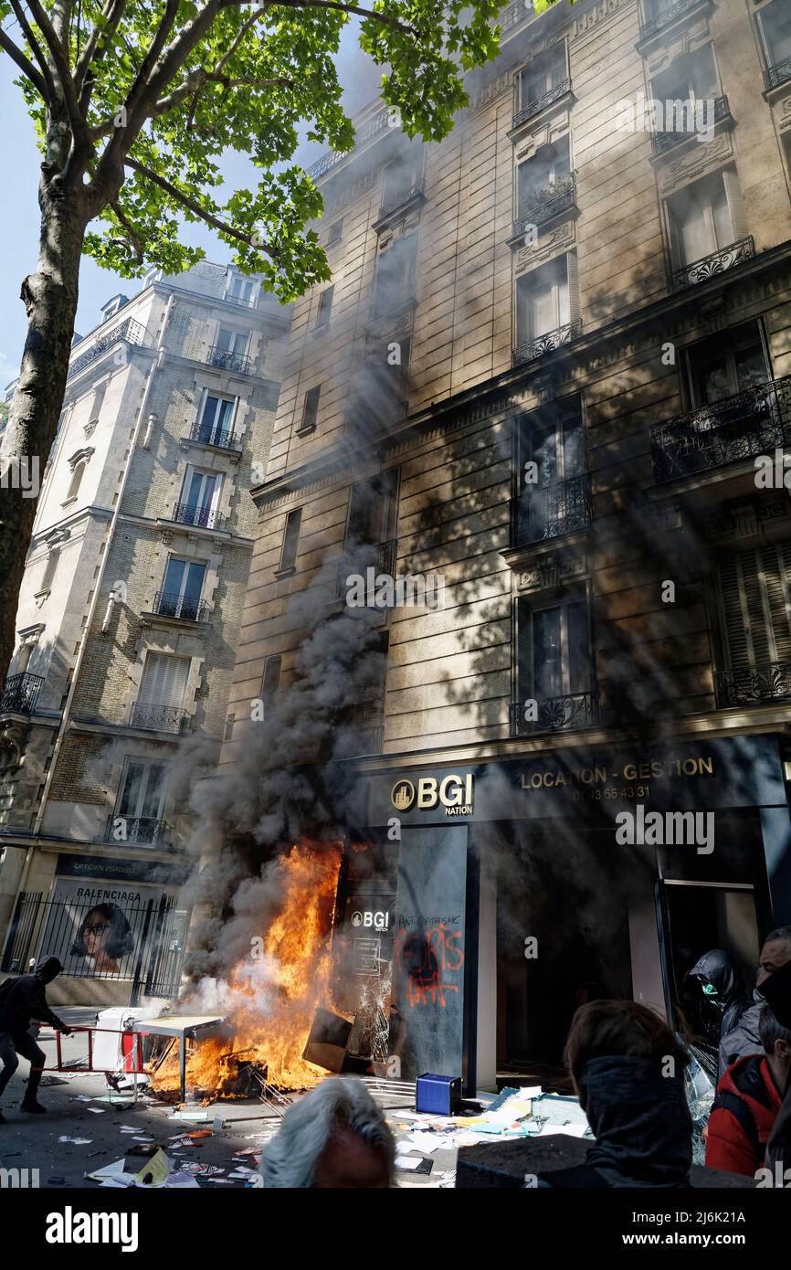 Paris, France. 1st May, 2022. Fire caused by hooded thugs during the demonstration on May 1, 2022 in Paris, France. Stock Photo