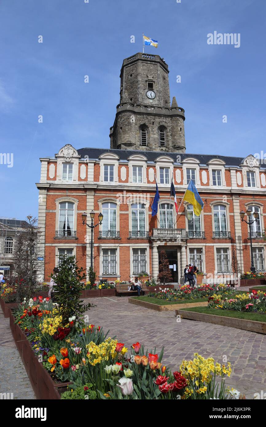 BOULOGNE-SUR-MER, FRANCE, 12 APRIL 2022: View of the Town Hall, Belfry, and Ephemeral Gardens in Boulogne, Pas-de Calais. Boulogne-Sur-Mer is a coasta Stock Photo