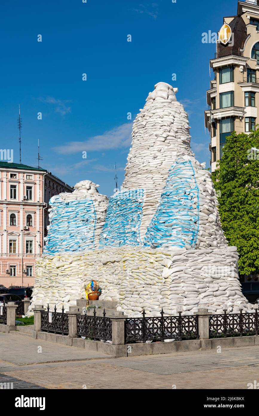 The monument to Princess Olga, Kyiv, Mykhailivska square, is covered with sandbags painted in blue and yellow, protective structure aganst Russian mis Stock Photo
