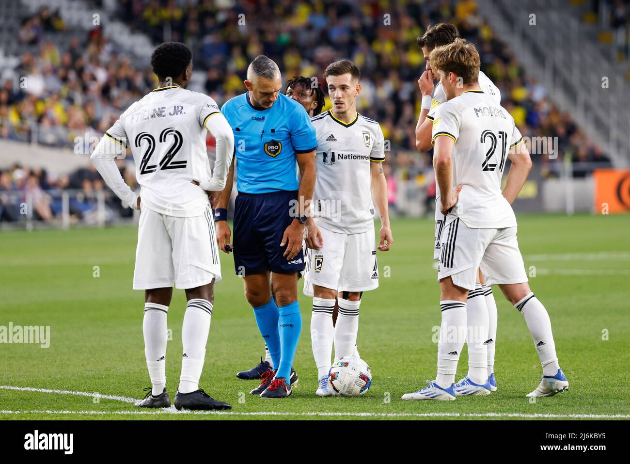 Columbus Crew resigns midfielder Pedro Santos