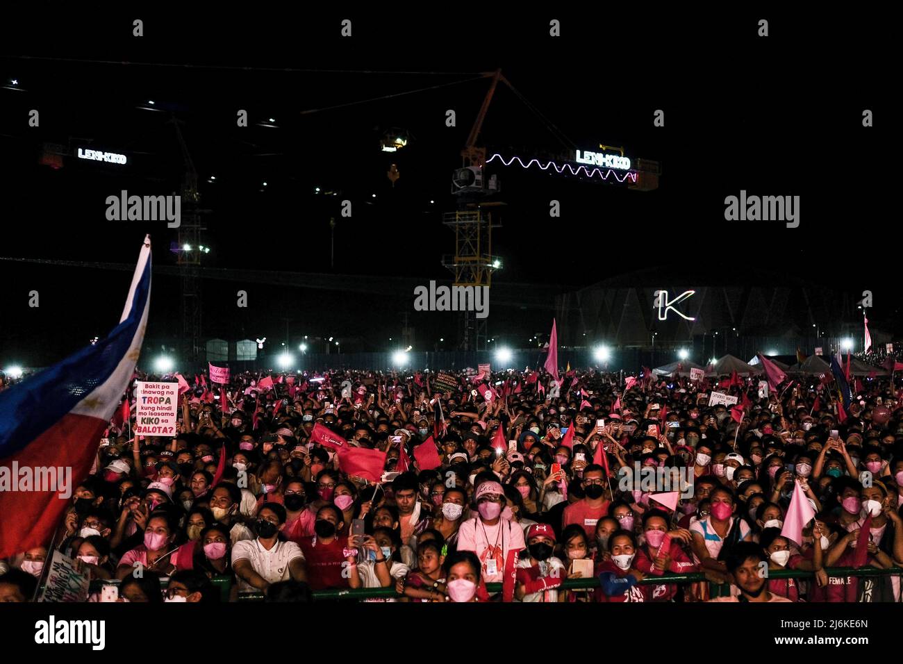 Singapore, Singapore, Singapore: May 1, 2022,  Supporters of Philippine opposition tandem LENI ROBREDO-FRANCIS ''KIKO'' PANGILINAN at a campaign rally in Cavite, Philippines on May 1 2022. (Credit Image: © Maverick Asio/ZUMA Press Wire) Stock Photo