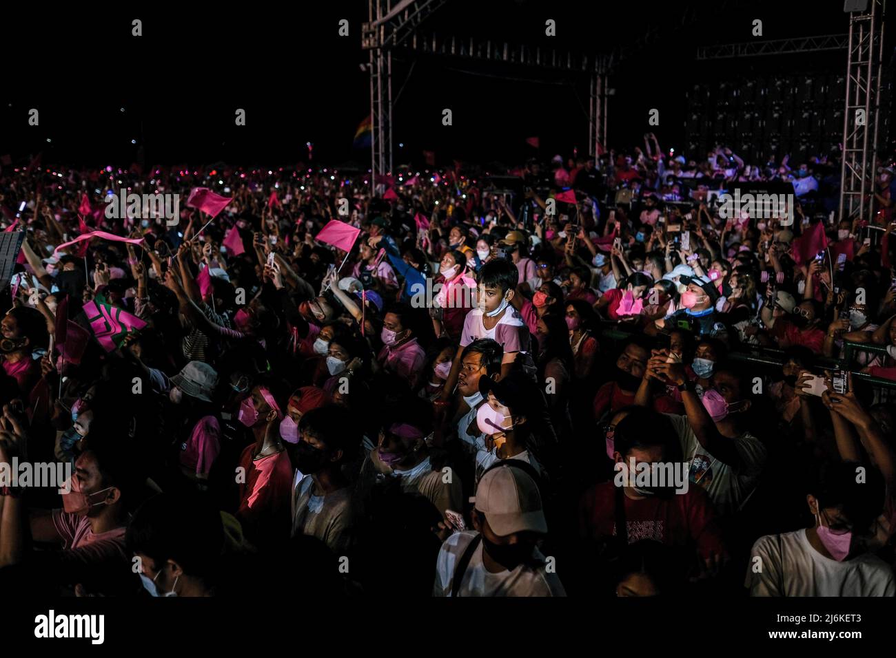 Singapore, Singapore, Singapore: May 1, 2022,  Supporters of Philippine opposition tandem LENI ROBREDO-FRANCIS ''KIKO'' PANGILINAN at a campaign rally in Cavite, Philippines on May 1 2022. (Credit Image: © Maverick Asio/ZUMA Press Wire) Stock Photo