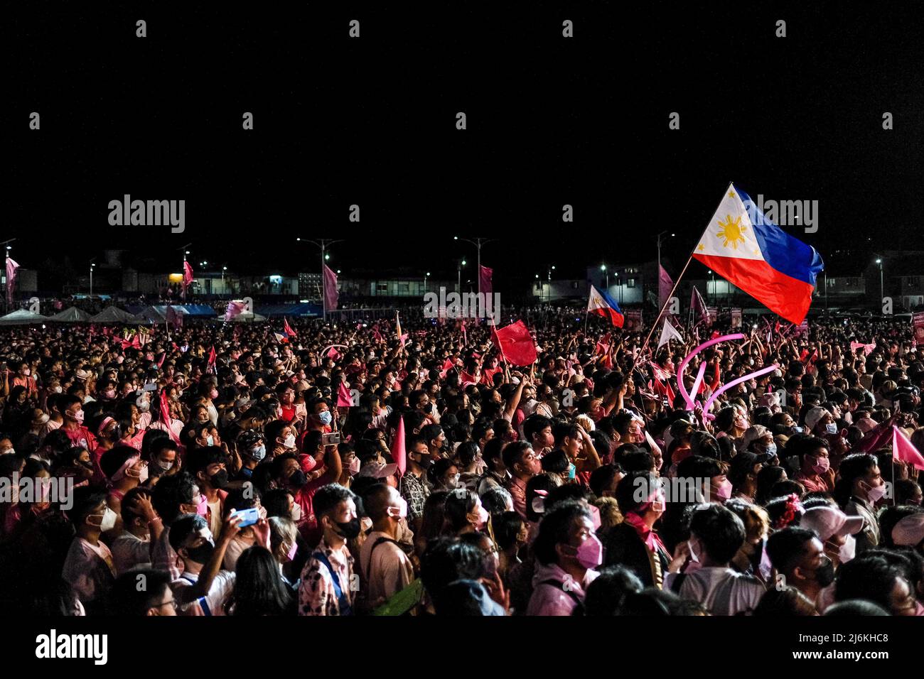 Singapore, Singapore, Singapore: May 1, 2022,  Supporters of Philippine opposition tandem LENI ROBREDO-FRANCIS ''KIKO'' PANGILINAN at a campaign rally in Cavite, Philippines on May 1 2022. (Credit Image: © Maverick Asio/ZUMA Press Wire) Stock Photo