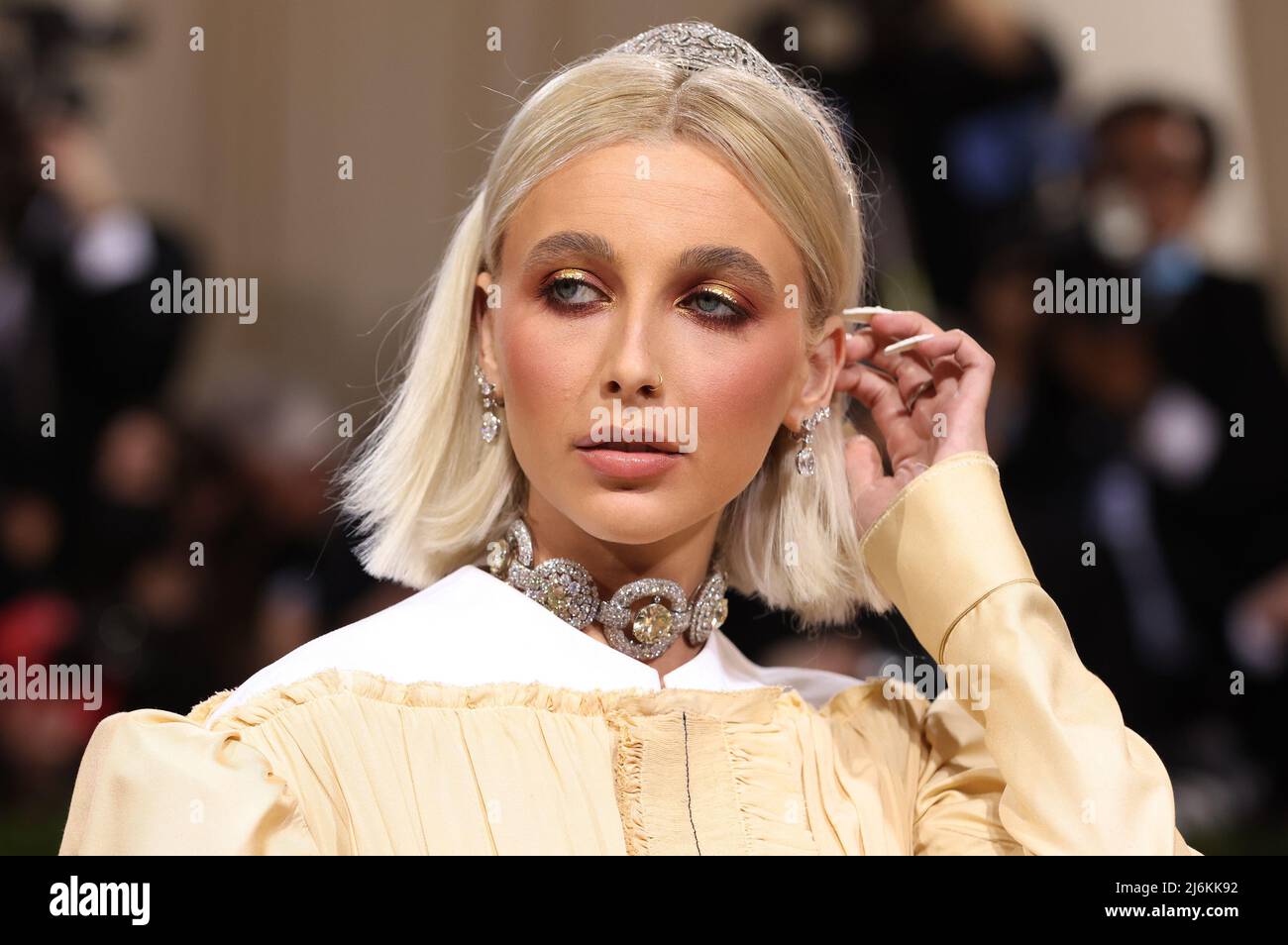 Emma Chamberlain arrives at the In America An Anthology of Fashion