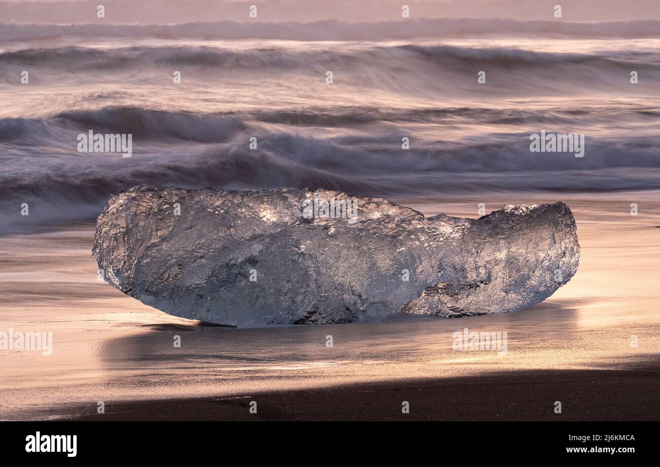 Eisbrocken in der Brandung am Diamon Beach. Weiches Winetrlicht im Dezember, Langzeitbelichtung - ice block on diamond beach, long exposure. Stock Photo