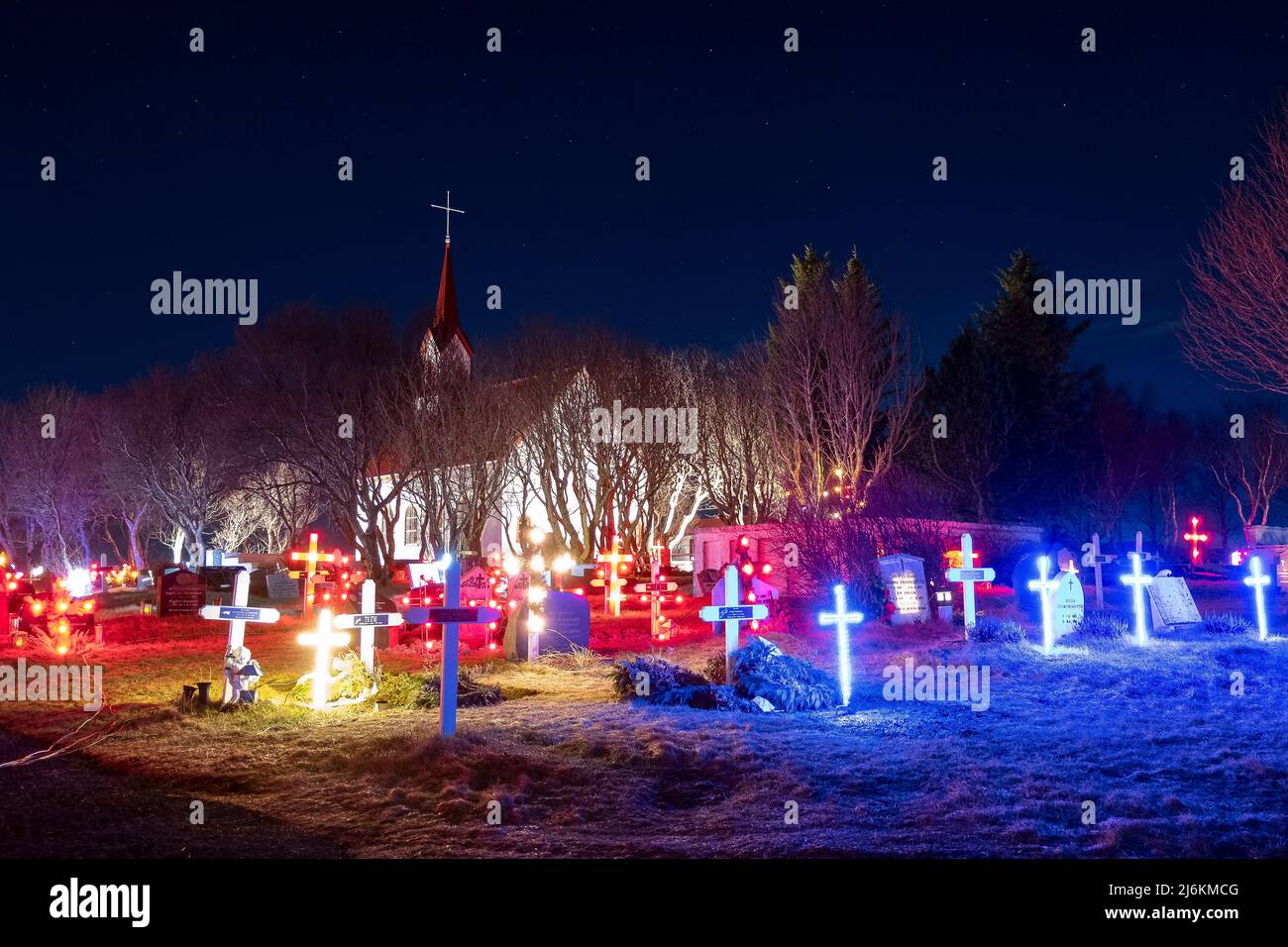 Kotstrandarkirkja in der Vorweihnachtszeit mit winterlicher Grabbeleuchtung - Kotstrandarkirkja in winter (December) with illuminated graves Stock Photo
