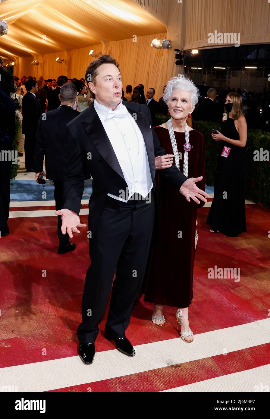 Elon and Maye Musk arrive on the red carpet for The Met Gala at The ...