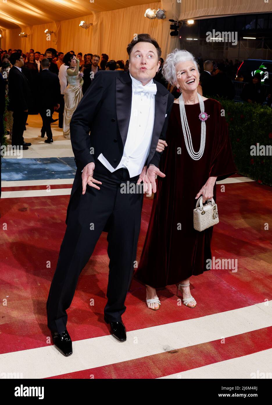 Elon and Maye Musk arrive on the red carpet for The Met Gala at The ...