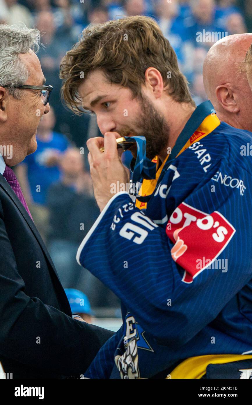 Lino Martschini 46 (EV Zug) kisses his medal during the National