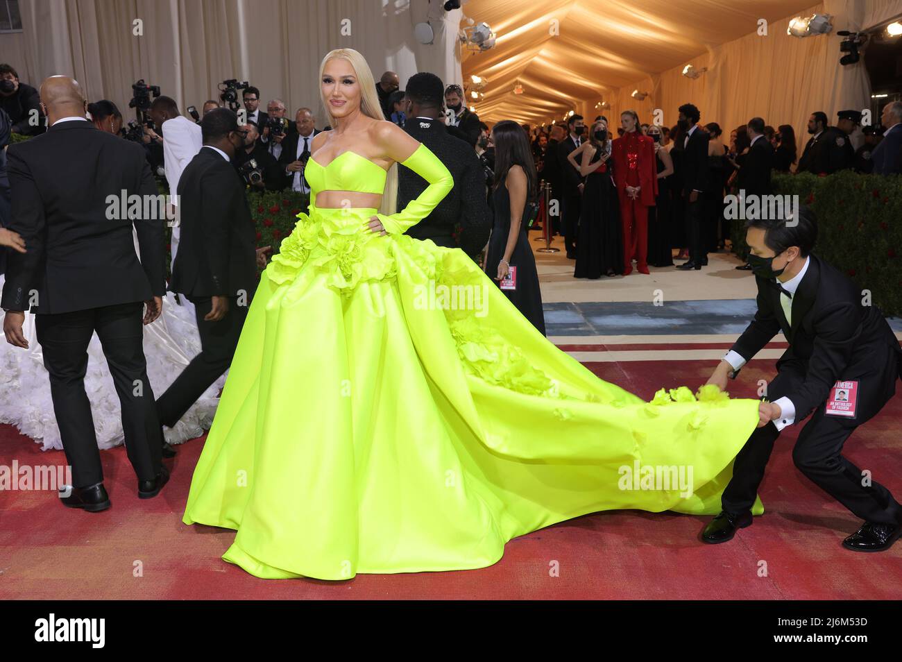 Gwen stefani metropolitan museum hires stock photography and images