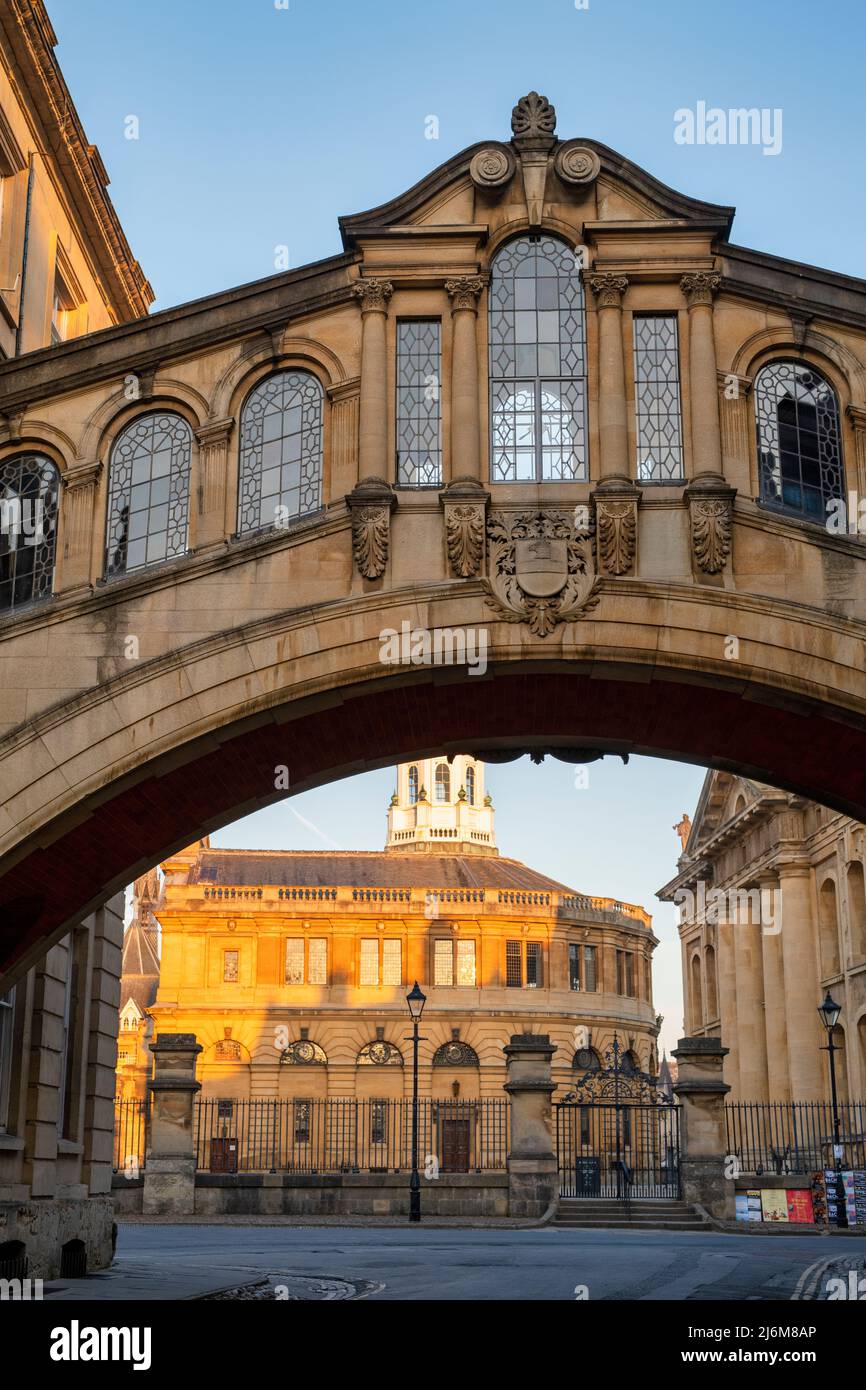 Hertford Bridge and the Sheldonian Theatre at sunrise in the spring. Oxford, Oxfordshire, England Stock Photo
