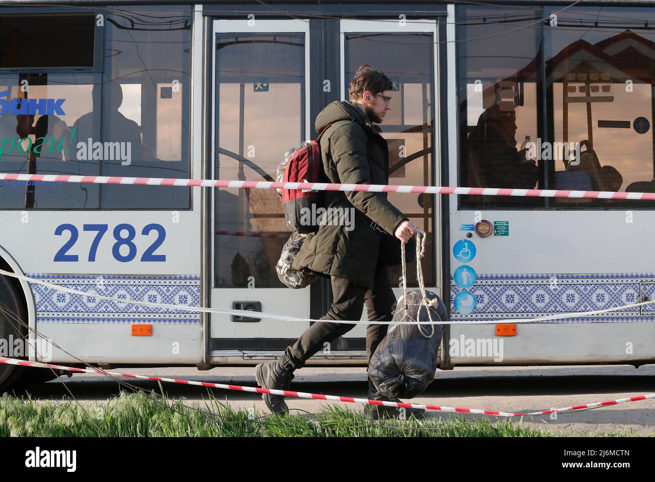 (220503) -- DONETSK, May 3, 2022 (Xinhua) -- People evacuated from the Azovstal plant and adjacent houses in Mariupol arrive at a temporary accommodation center in the village of Bezimenne in Donetsk, May 1, 2022. Both the Russian and Ukrainian militaries say more than 100 people were evacuated from the besieged city of Mariupol in Ukraine but differ on the exact number and other details. (Photo by Victor/Xinhua) Stock Photo