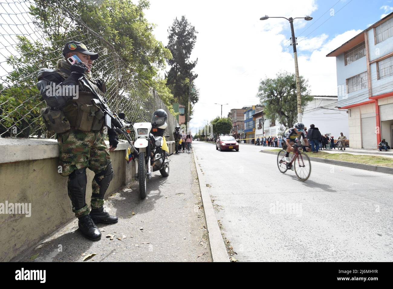 Pasto, Colombia. 02nd May, 2022. Colombian army soldiers guard the race during the 2022 Vuelta de la Juventud cycling race in Pasto, Colombia on May 2, 2022. Photo by: Camilo Erasso/Long Visual Press Credit: Long Visual Press/Alamy Live News Stock Photo