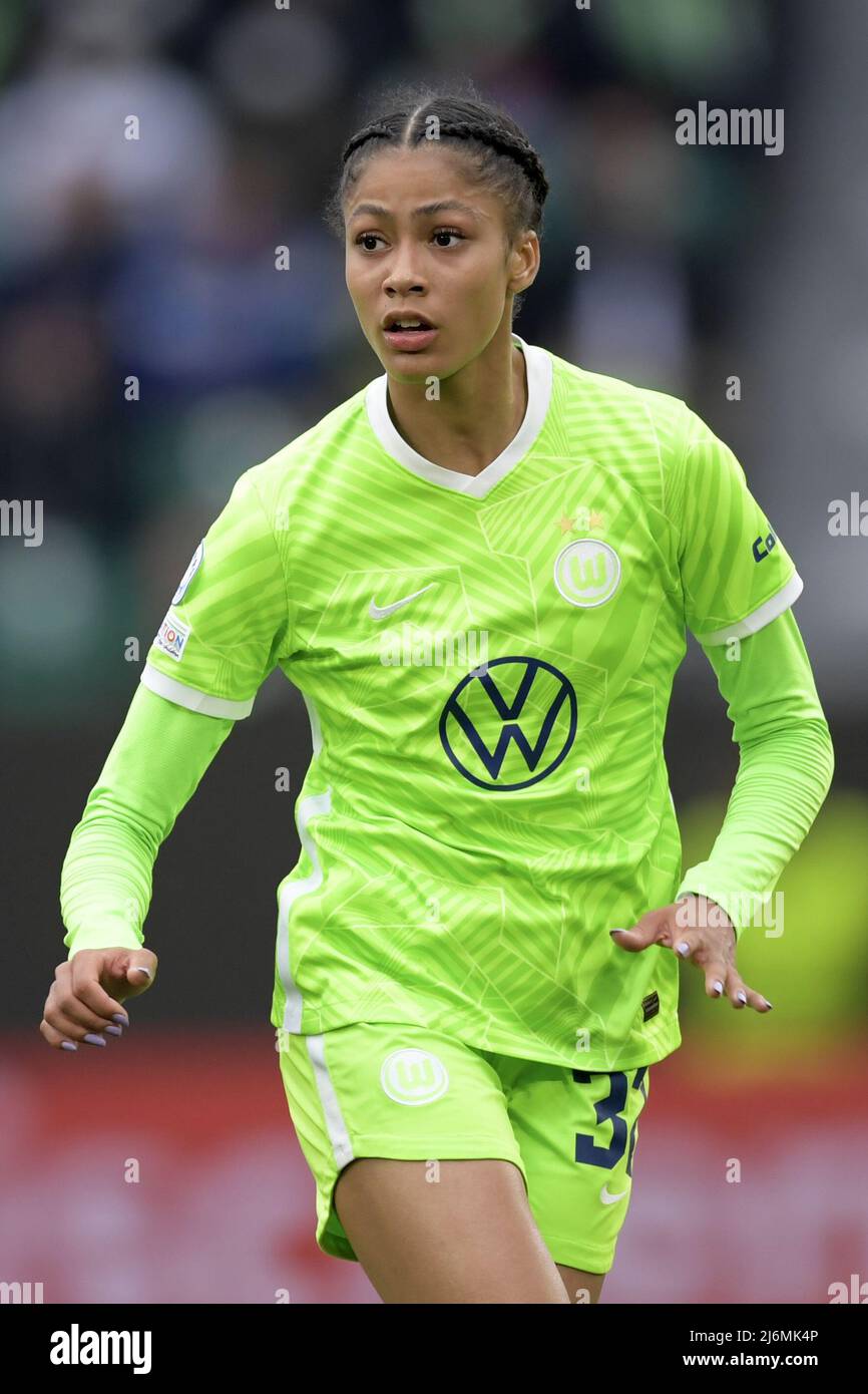 wolfsburg-sveindis-jane-jonsdottir-of-vfl-wolfsburg-during-the-womens-champions-league-semifinal-match-between-vfl-wolfsburg-and-fc-barcelona-at-the-vfl-wolfsburg-arena-on-april-30-2022-in-wolfsburg-germany-anp-dutch-height-gerrit-van-keulen-2J6MK4P.jpg