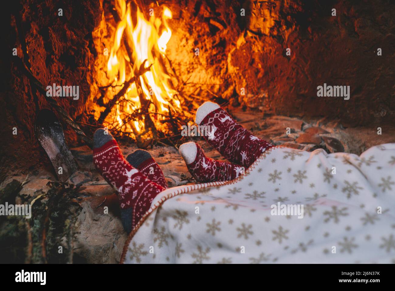 Cozy fire and blanket hi-res stock photography and images - Alamy