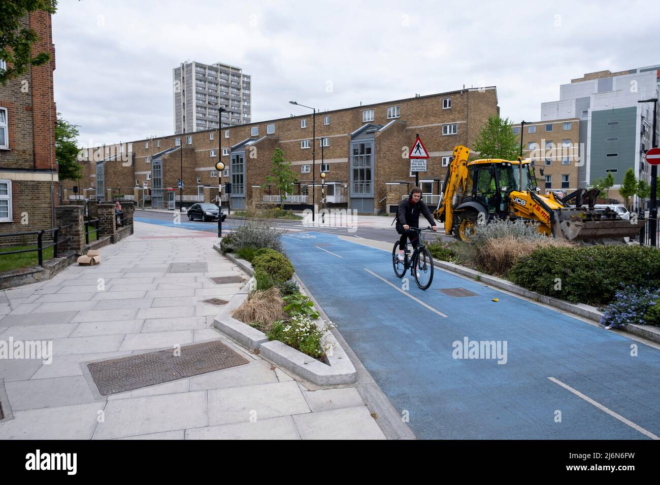 Cycle lane in Shadwell on 27th April 2022 in London, United Kingdom. Cycle Superhighway 3 or CS3 is a long cycle path and part of the Cycleway network coordinated by TfL. It runs from east to central London. It is a popular route with both commuter and leisure cyclists, passing a number of major destinations in London along its route. For almost the entire route, cyclists are separated from other traffic in segregated cycle lanes, and cycling infrastructure has been provided at major interchanges. CS3 has now been renamed to Cycleway 3 or C3. Stock Photo