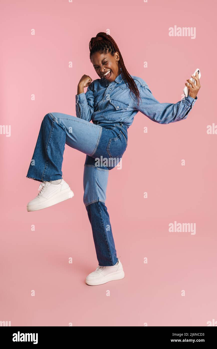 Excited black woman with phone hi-res stock photography and images - Alamy