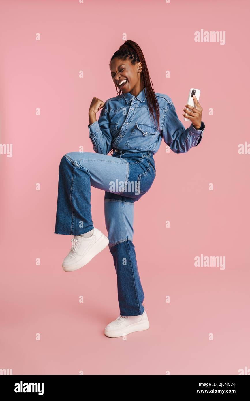 Excited black woman with phone hi-res stock photography and images - Alamy