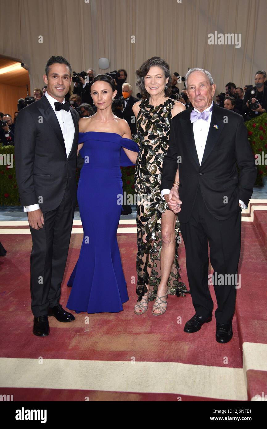 New York, NY, USA. 2nd May, 2022. Justin Waterman, Georgina Bloomberg, Diana Taylor, Mike Bloomberg at arrivals for Met Gala Costume Institute Benefit and Opening of In America: An Anthology of Fashion - Part 5, The Metropolitan Museum of Art, New York, NY May 2, 2022. Credit: Kristin Callahan/Everett Collection/Alamy Live News Stock Photo