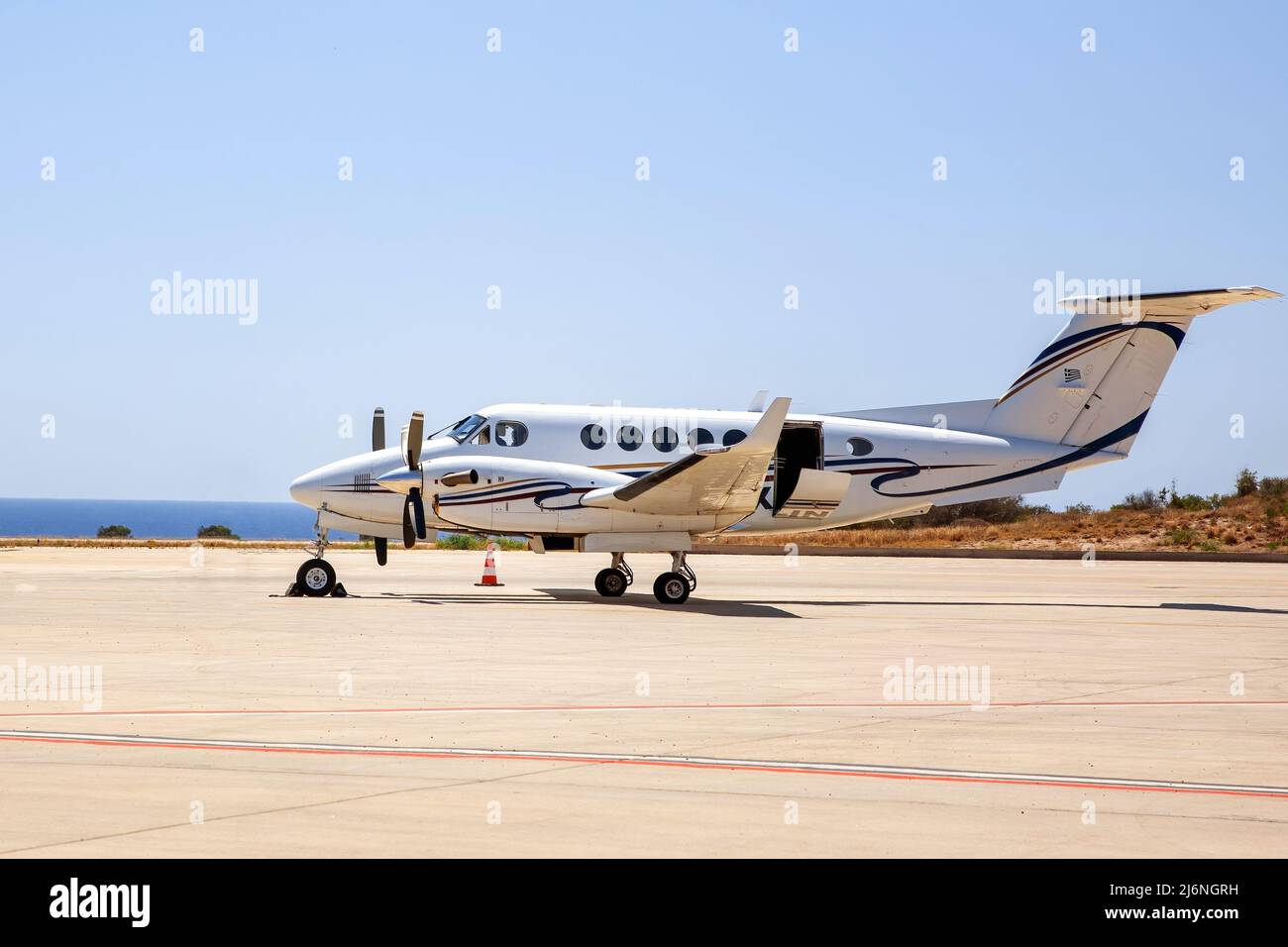 Small aircraft runway parked hi-res stock photography and images - Alamy