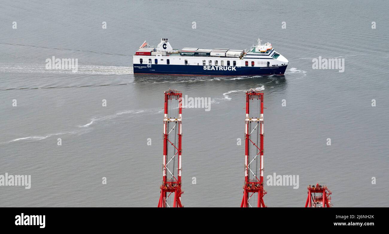 Sea Truck ferry departing Liverpool on the River Mersey, Merseyside, Liverpool, north west England UK Stock Photo