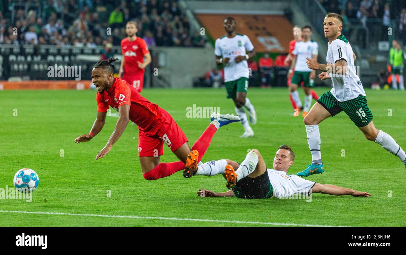 sports, football, Bundesliga, 2021/2022, Borussia Moenchengladbach vs. RB Leipzig 3-1, Stadium Borussia Park, scene of the match, red card to Nico Elvedi (MG) after a cynical foul to Christopher Nkunku (RBL) left, right Louis Jordan Beyer (MG), DFL REGULATIONS PROHIBIT ANY USE OF PHOTOGRAPHS AS IMAGE SEQUENCES AND/OR QUASI-VIDEO Stock Photo