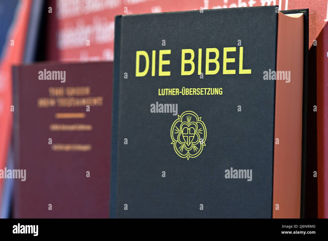 Wer macht testament ? 2 03 may 2022 thuringia eisenach one of 30 modern editions of the bible is available for browsing in an exhibition at the wartburg in the anniversary exhibition luther translates von der macht der worte on the translation of the new testament by martin luther 500 years ago some 60 objects from the 13th to the 21st century are presented these include illuminated manuscripts rare editions of the bible and original protocols of bible revisions from renowned german museums and archives they are complemented by media stations with films and audios and modern animations the special exhibi 2J6NRMG