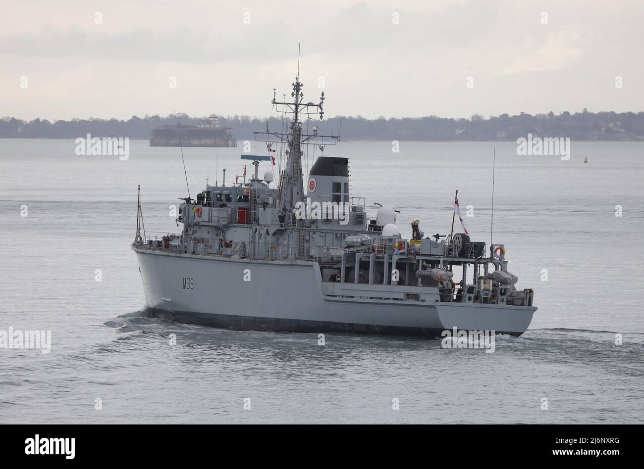 The Royal Navy Hunt class mine counter measures vessel HMS HURWORTH heads into the Solent Stock Photo