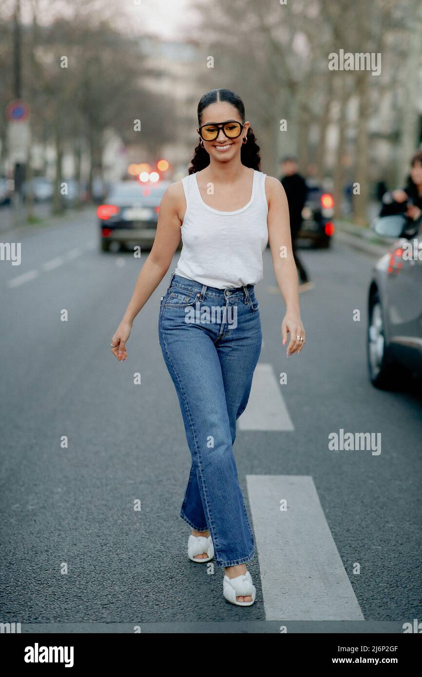 Without+bra hi-res stock photography and images - Page 2 - Alamy