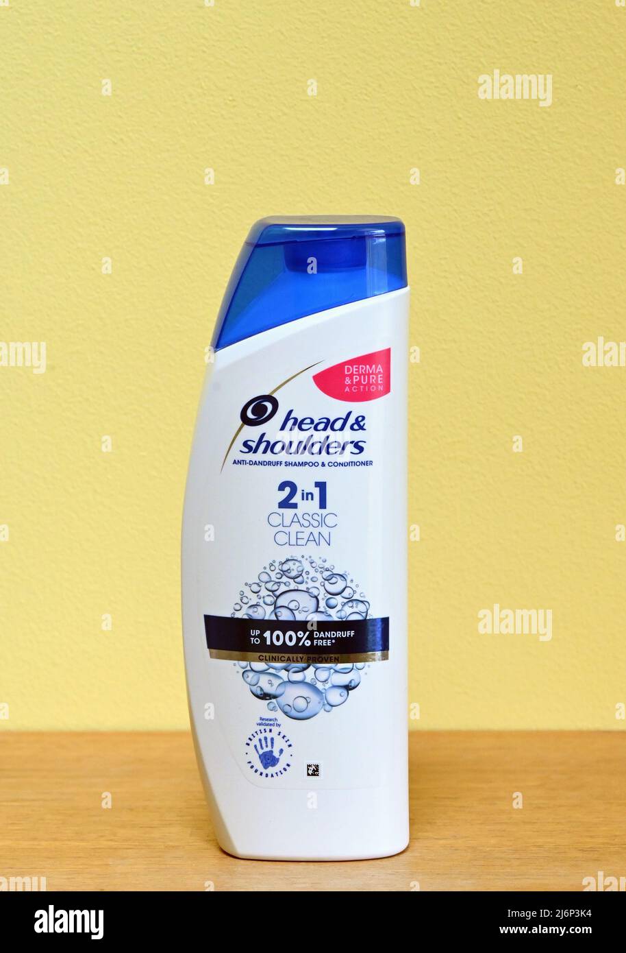 Head & Shoulders Anti-Dandruff Shampoo & Conditioner. 2 in 1 Classic Clean. Derma & Pure Action. Up to 100% Dandruff Free. Clinically Proven. Stock Photo