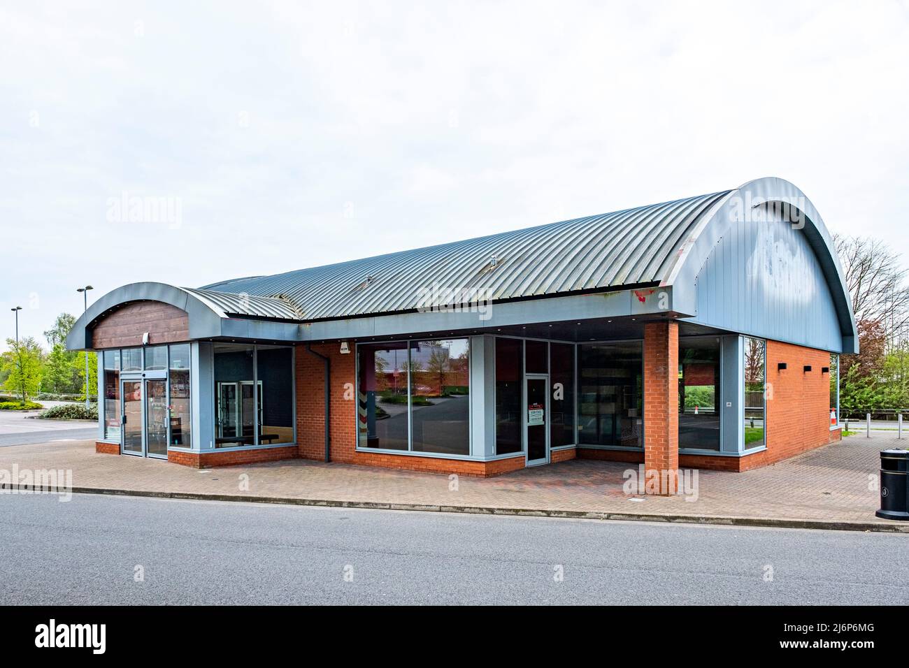 The closed down Pizza Hut restaurant at Phoenix Leisure Park in Crewe Cheshire UK Stock Photo