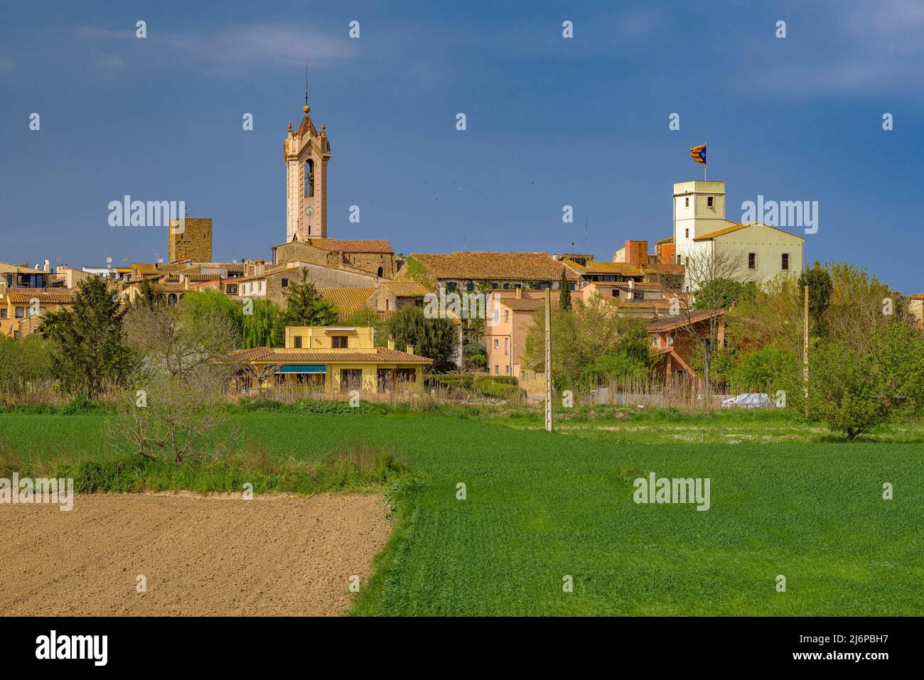 Views of the town of Verges between surrounding fields (Baix Empordà, Girona, Catalonia, Spain) ESP: Vistas del pueblo de Verges entre campos (España) Stock Photo