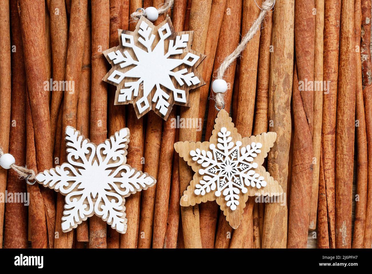 Stars on cinnamon sticks background.. Christmas decor Stock Photo - Alamy