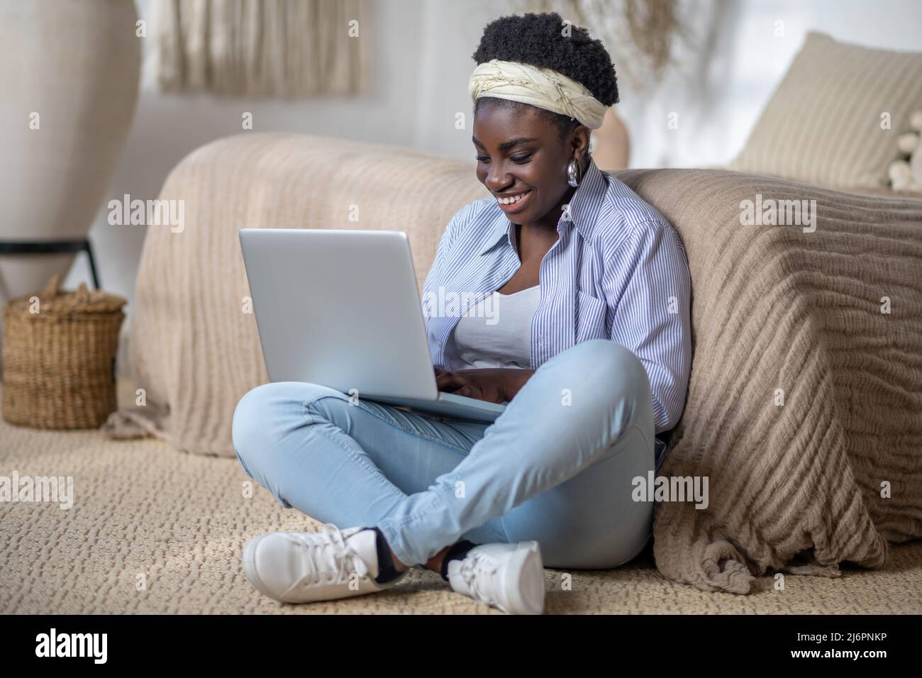 Dark skinned smiling woman hi-res stock photography and images - Alamy