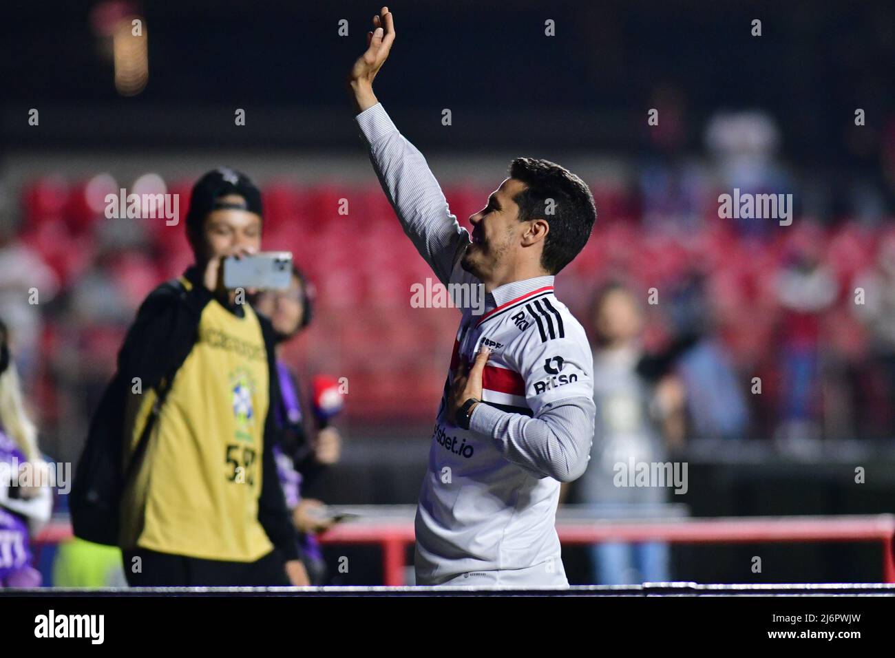 SÃO PAULO, BRASIL - MAY 2: Football player Hernanes of Brazil announces his retirement from football after an 18-year career. His career included spells at São Paulo F.C, Lazio, Inter Milan, and Juventus among other clubs. The midfielder receives a tribute before the Campeonato Brasileiro Série A 2022 match between São Paulo F.C and Santos F.C at Morumbi Stadium on May 2, 2022, in Sao Paulo, Brazil. (Photo by Leandro Bernardes/PxImages) Stock Photo