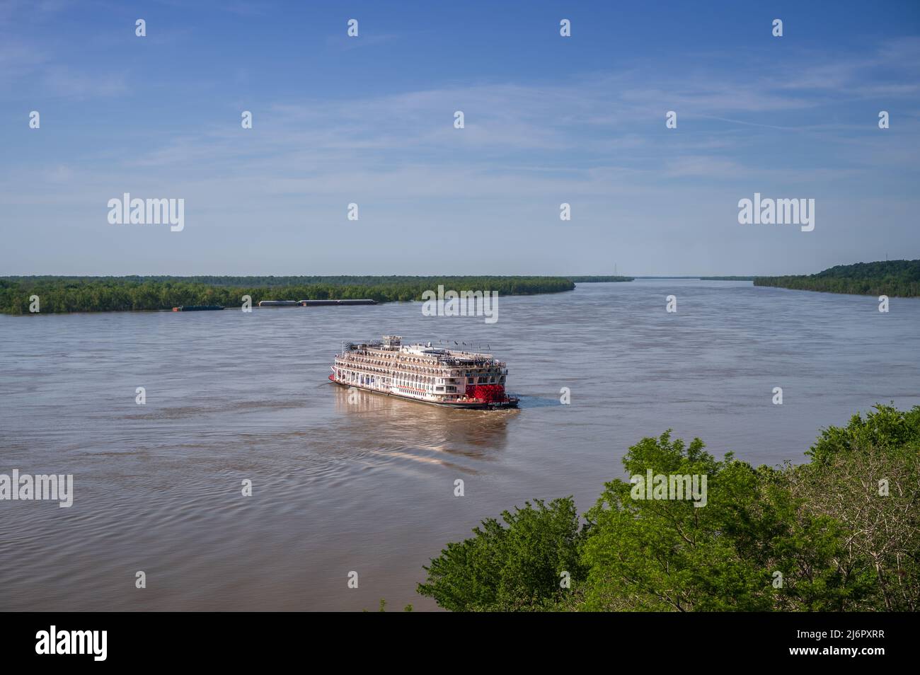 American Queen Steamboat paddlewheeler on the Mississippi River departing Natchez, MS, USA. Stock Photo