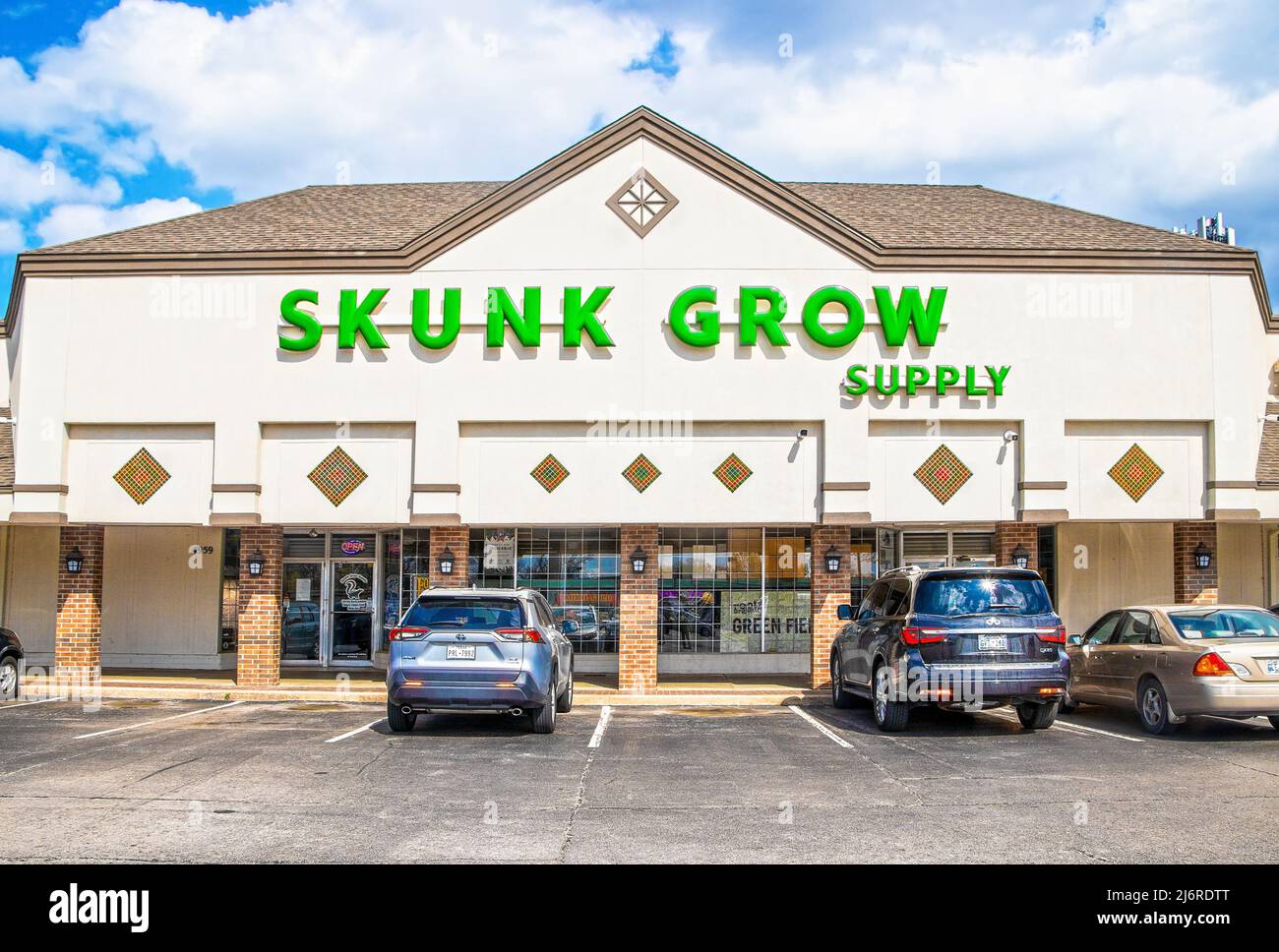 15_04_2022_Tulsa USA Skunk Grow Supply - Medical Marijuana Dispensary in strip mall with cars parked in front in Tulsa OK Stock Photo
