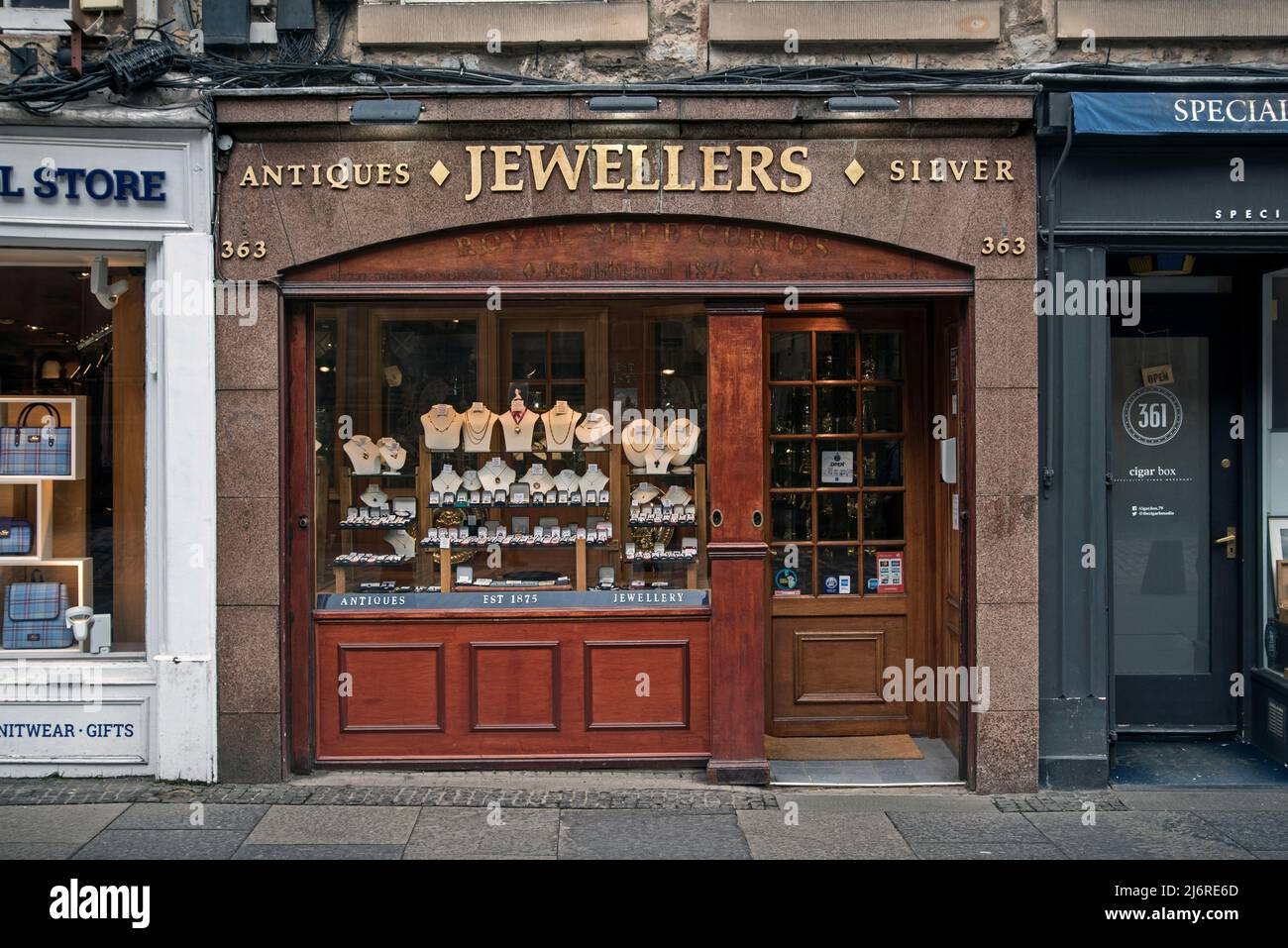 Royal Mile Curios , a small independent antique and jewellers shop on the Royal Mile in Edinburgh's Old Town. Stock Photo