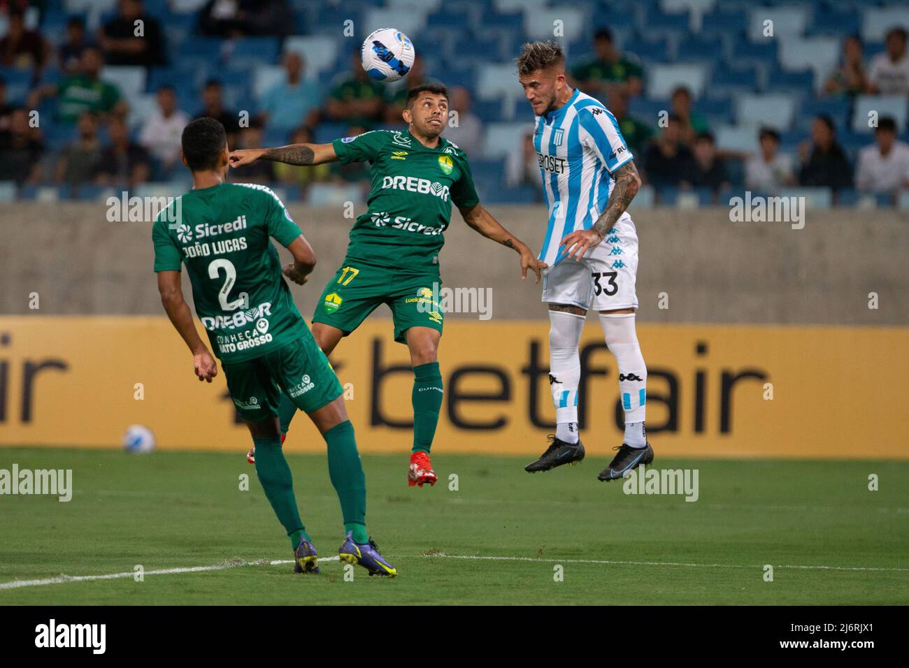 MT - Cuiaba - 05/03/2022 - COPA SOUTH AMERICANA 2022, CUIABA X RACING -  Felipe Marques, a Cuiaba player, disputes a bid with Piovi, a Racing  player, during a match at the