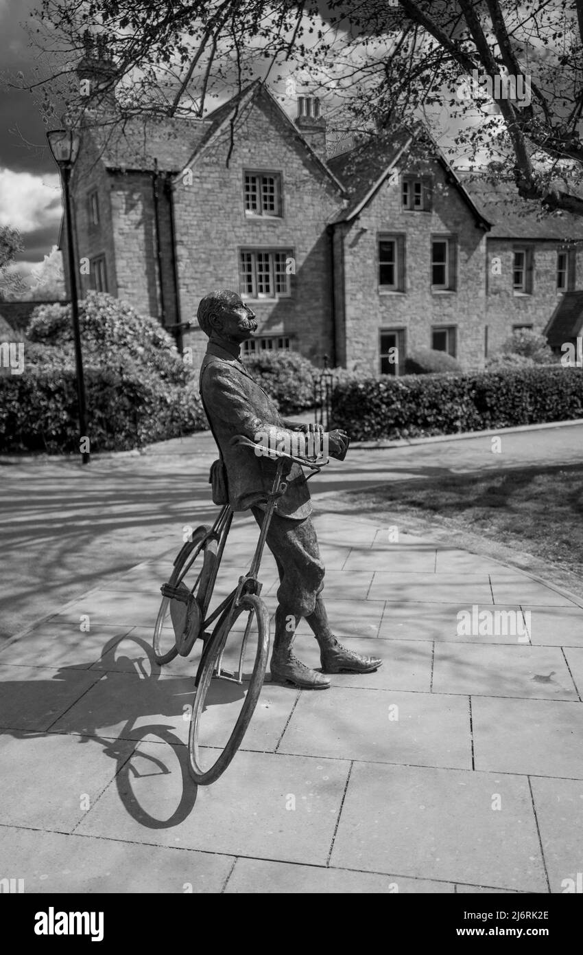 Bronze statue of Edward Elgar leaning against a bicycle in the grounds of Hereford Cathedral, Hereford, Herefordshire, England. Stock Photo