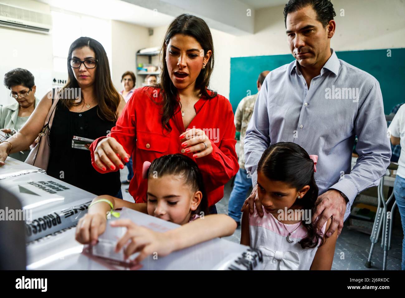 La candidata al senado por Sonora, Sylvana Beltrones Sánchez, acudió esta mañana a  emitir su voto en la casilla de la colonia Pitic , guante la jornada electoral 2018. 1jul2018 (Photo: Luis Gutierrez / NortePhoto.com) Stock Photo