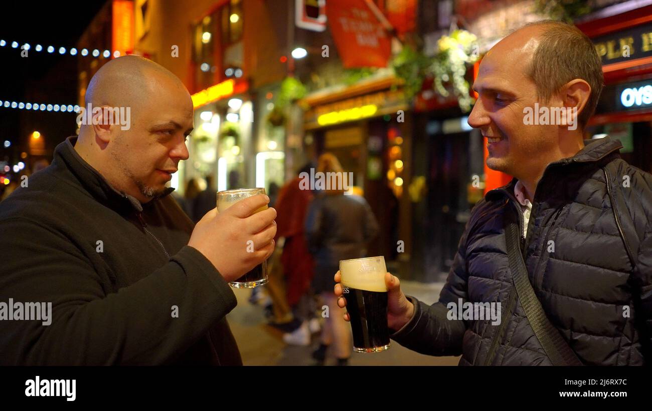 Old guys drinking beer at a bar hi-res stock photography and images - Alamy