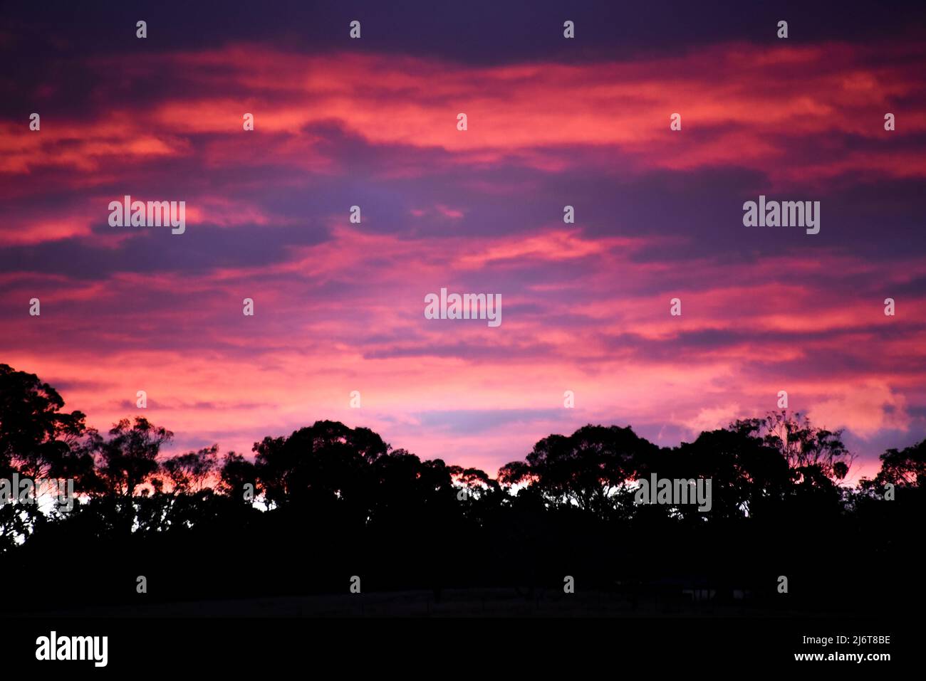 Purple sky with orange sunset hi-res stock photography and images - Alamy