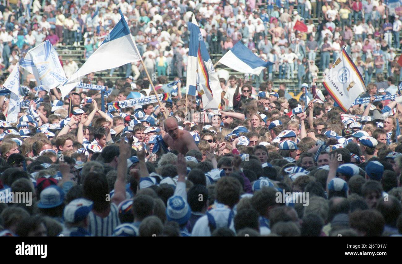 firo Football,Soccer, 02.06.1991 2nd Bundesliga, season 1990/1991 FC Schalke 04 - SC Fortuna Koln 2:1 promotion to the 1st Bundesliga fans jubilation in front of the Parkstadion celebrate the rise of Dietmar Schacht on the shoulders of the fans Stock Photo