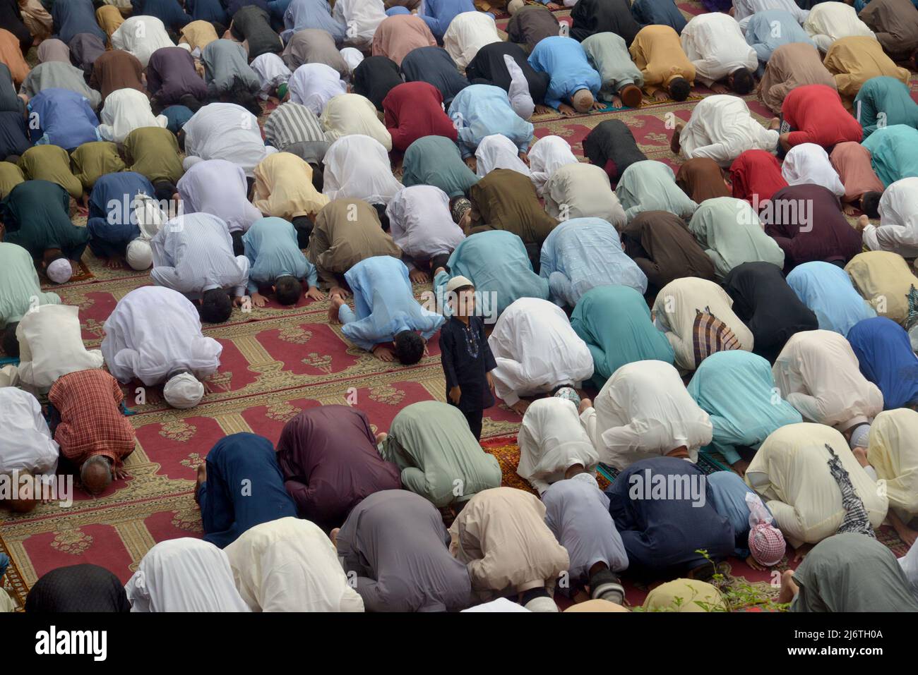 Pakistan, 03/05/2022, Pakistani Muslim devotees offering special ...
