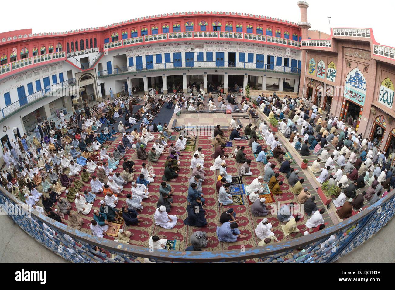 Pakistan, 03/05/2022, Pakistani Muslim devotees offering special ...