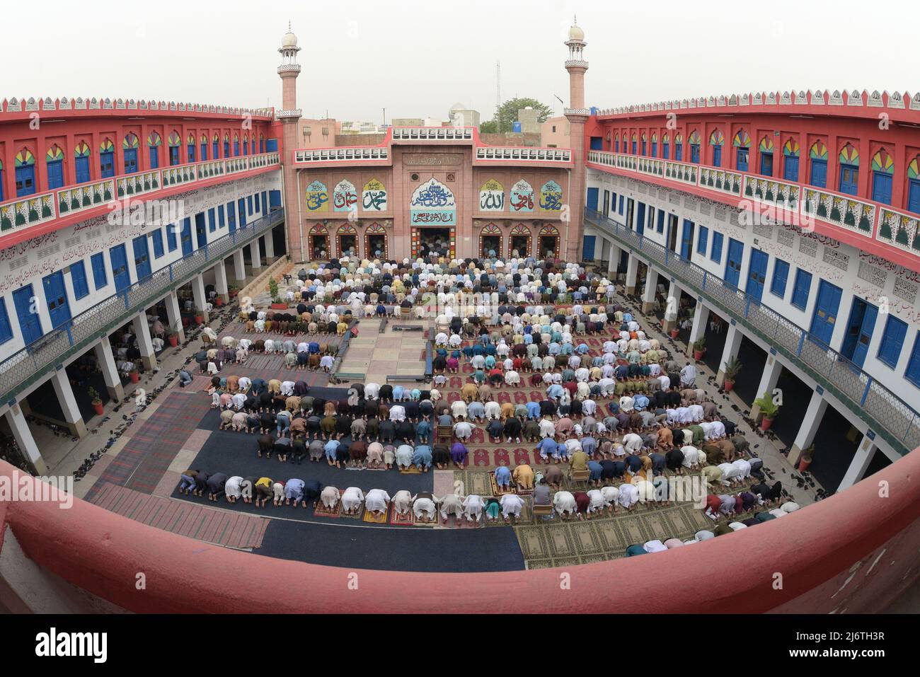 Pakistan, 03/05/2022, Pakistani Muslim devotees offering special ...