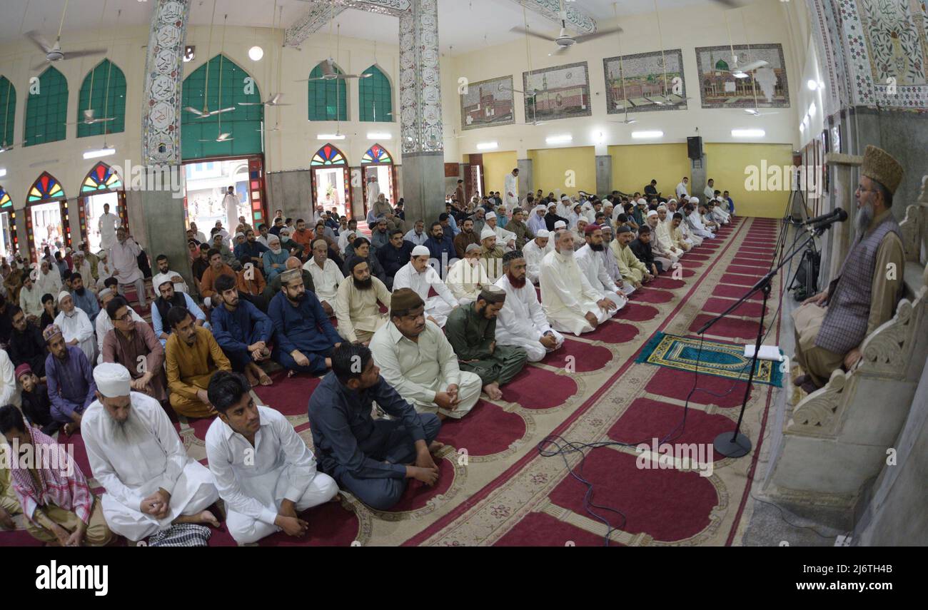 Pakistan, 03/05/2022, Pakistani Muslim devotees offering special ...