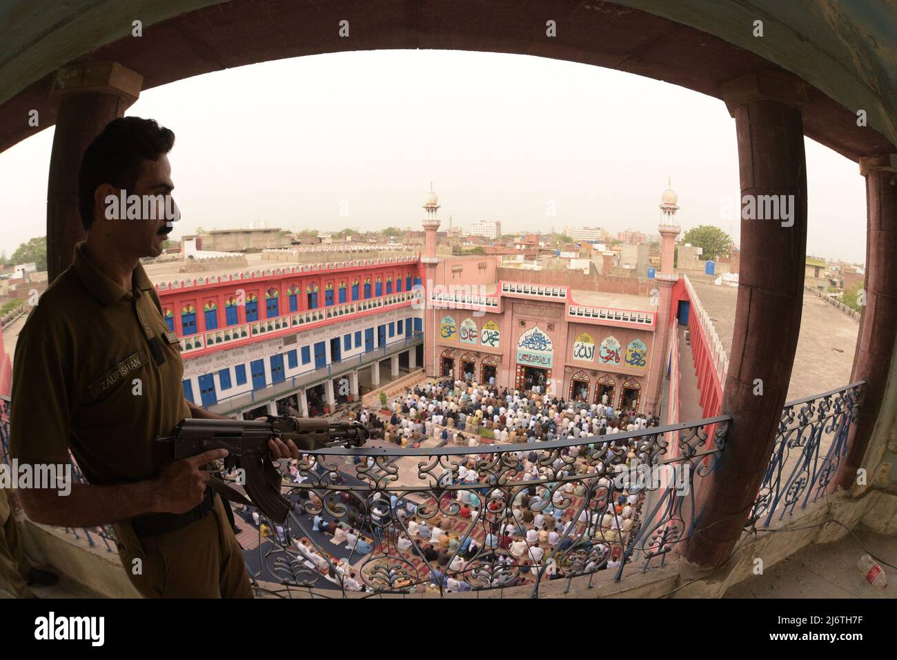 Pakistan, 03/05/2022, Pakistani Muslim devotees offering special ...